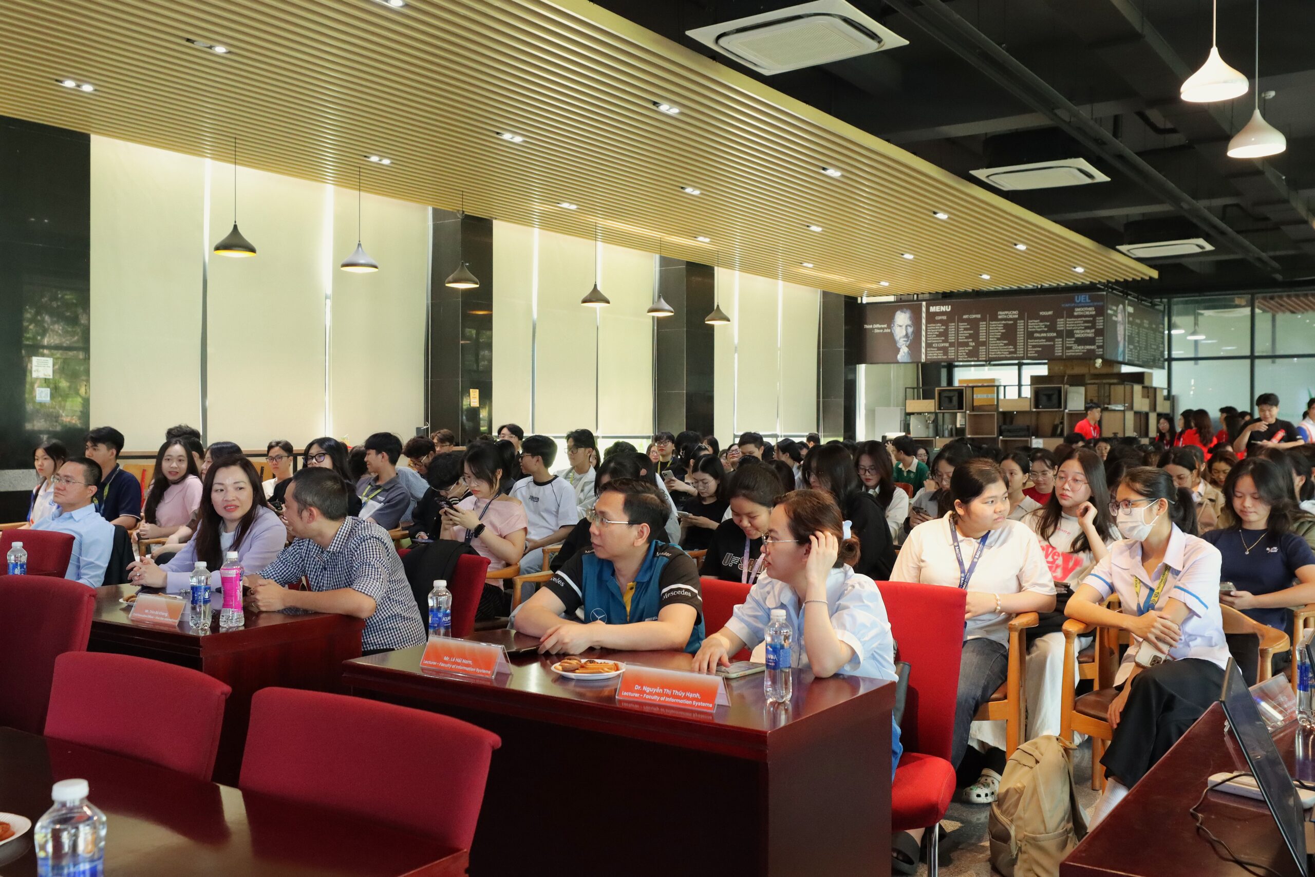 Quá trình chuyển đổi số không chỉ là ứng dụng công nghệ