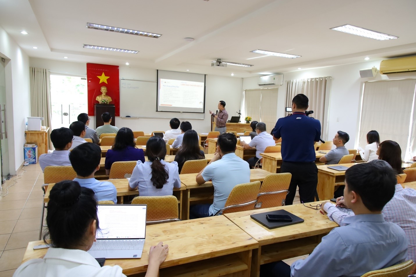 UEL lần đầu tiên tổ chức khóa học Lãnh đạo chuyển đổi số